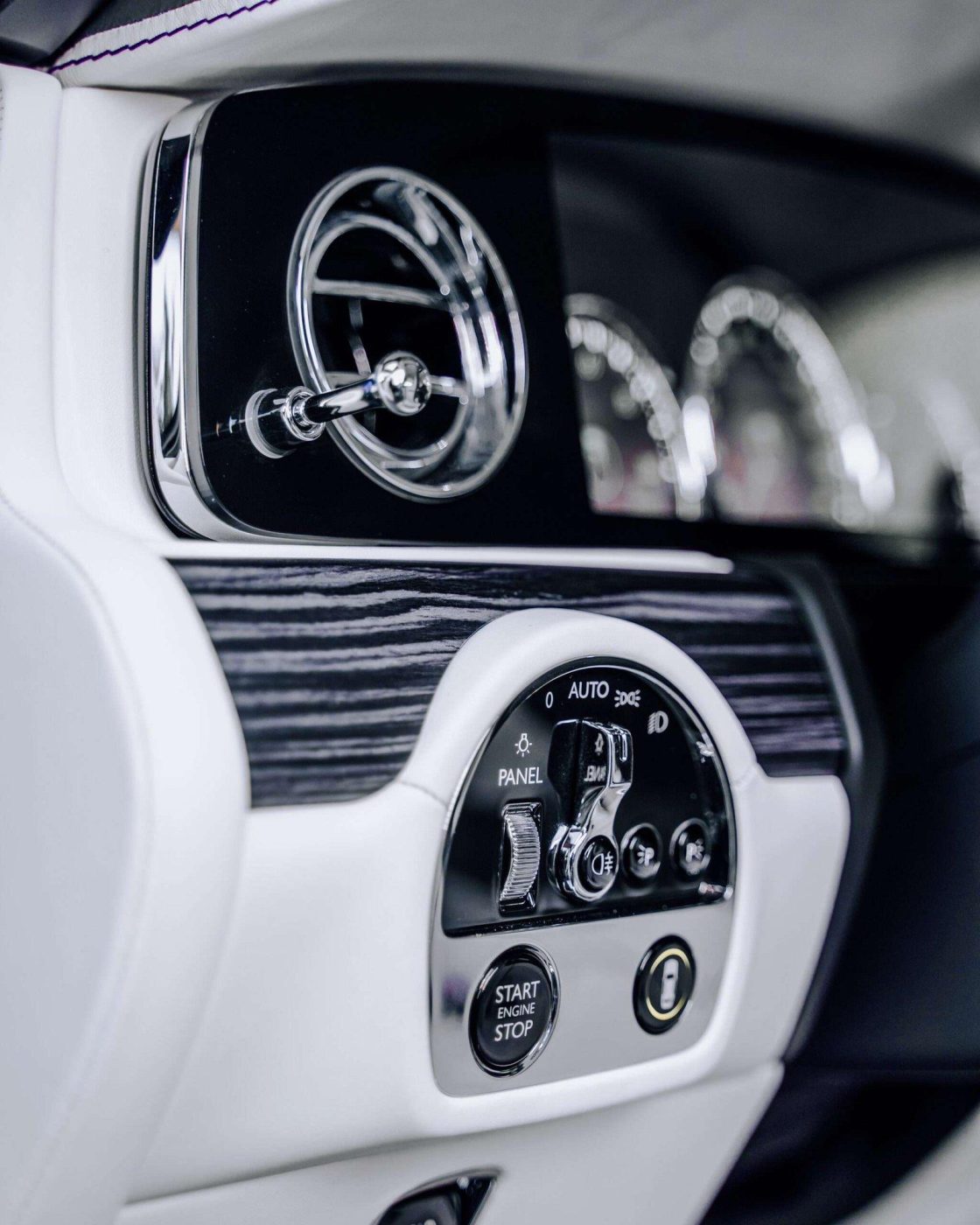 Rolls-Royce Ghost — The clock