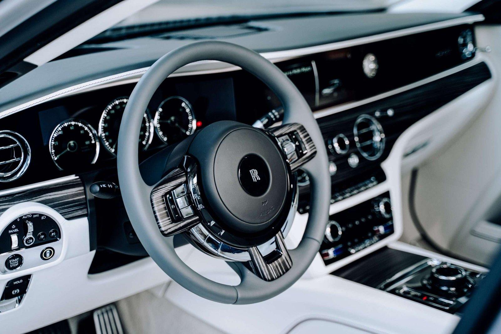 Rolls-Royce Ghost — The cockpit